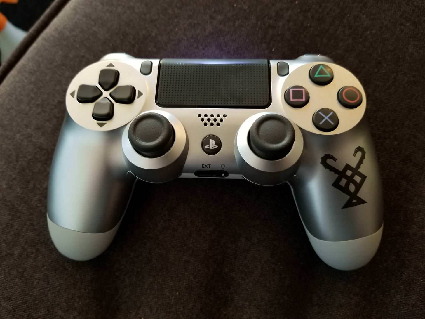 Nuovo Dualshock 4 a tema God of War