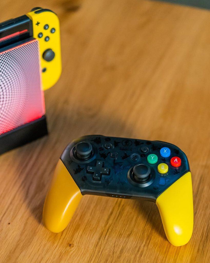 Pro controller nintendo switch a tema pokemon let's go pikachu e eevee
