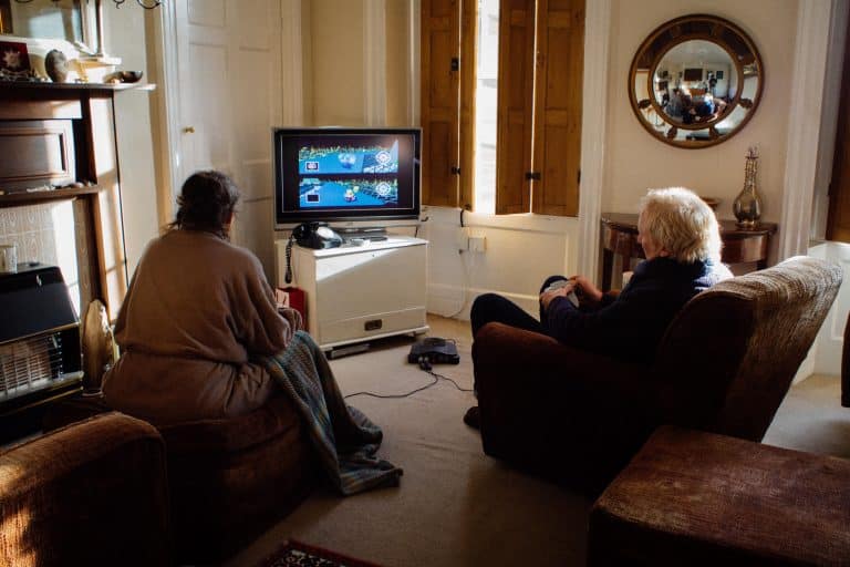 Coppia si sfida ogni giorno a mario kart 64 da 20 anni