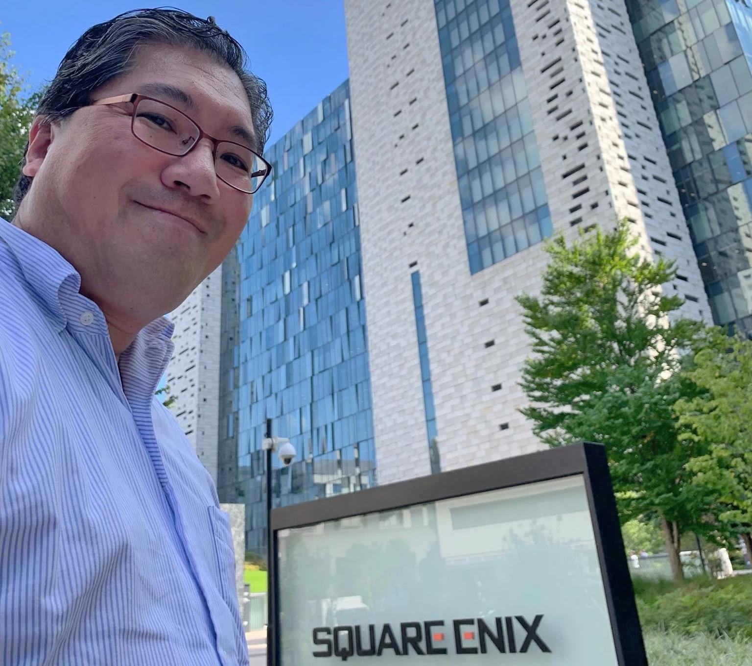 Yuji Naka, creatore di Sonic, davanti alla sede di Square-Enix