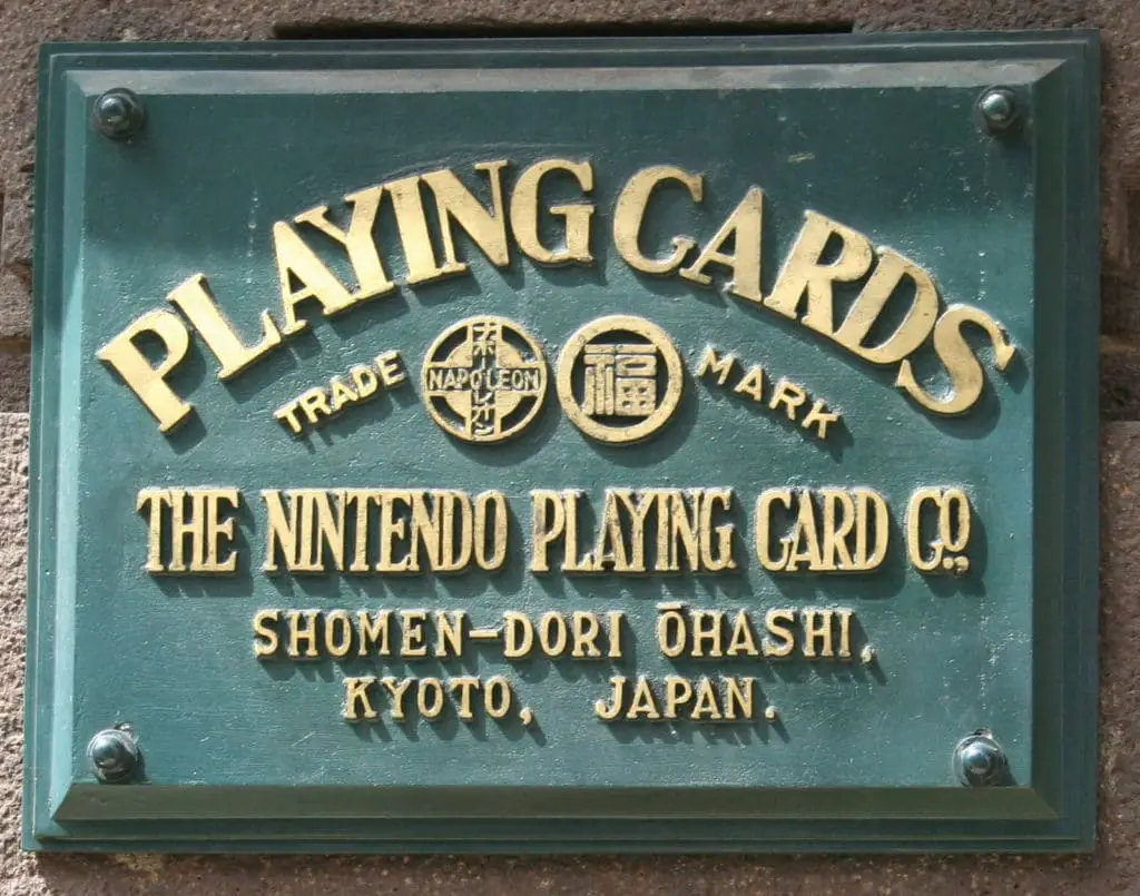 La placca sulla vecchia sede di Nintendo, prima e dopo i passaggi di potere