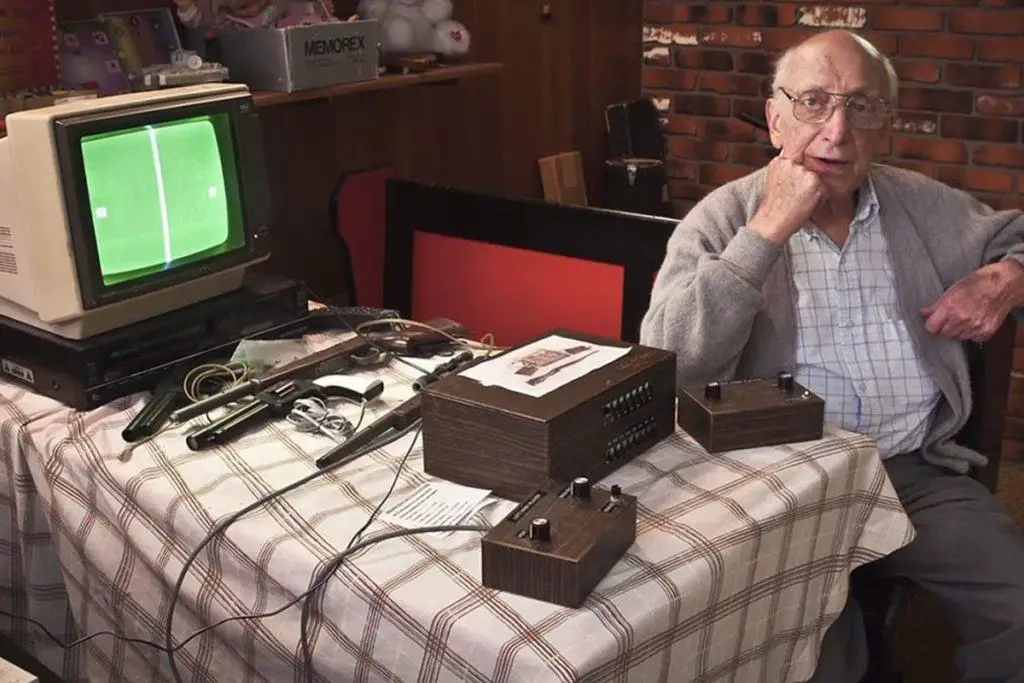 Ralph Baer, da molti definito il "padre dei videogiochi" e spentosi a 92 anni di recente, accanto alla sua Brown Box: probabilmente, il film Ralph Spaccatutto con cui Disney ha celebrato questo affascinante medium deve il suo nome proprio all'ingegnere, un tributo con cui non possiamo far altro che concordare