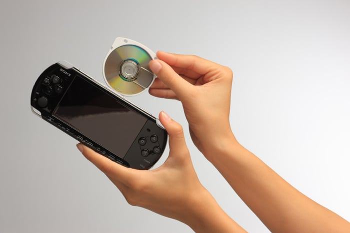 Ci scusiamo per l'invasione di campo, ma ci tenevamo a ricordare che PlayStation Portable è stata un'ottima console; è il fatto di ricorrere a dischi che erano praticamente "cartucce senza i vantaggi delle cartucce" a rendere il suo scontro con Nintendo DS una sfida persa in partenza
