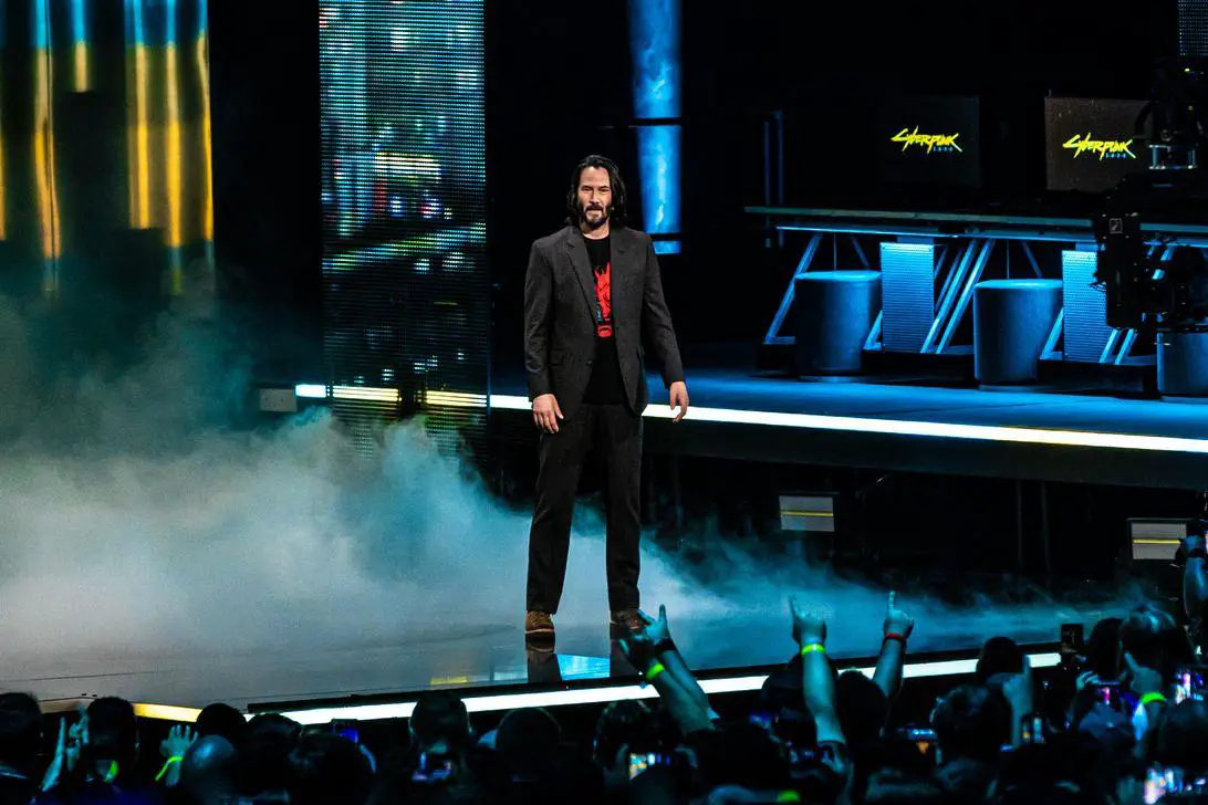 Keanu Reeves sul palco dell'E3 per la presentazione di Cyberpunk 2077