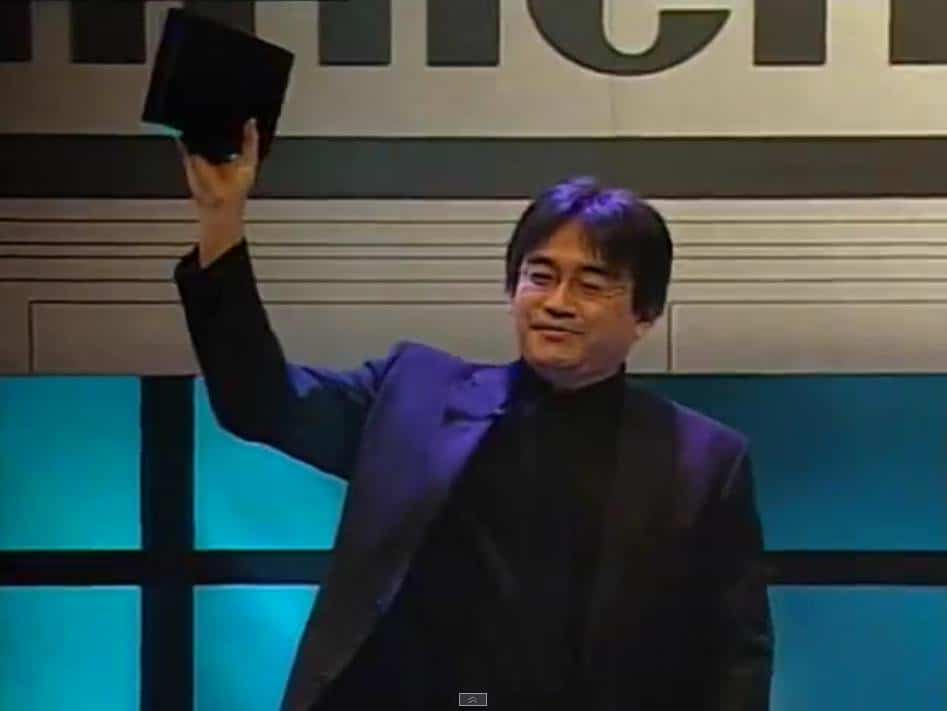 2005: un Satoru Iwata non ancora logorato dal - e tragicamente ignaro del - tumore al pancreas che lo avrebbe strappato alla vita dieci anni dopo presenta all'E3 il progetto "Revolution"