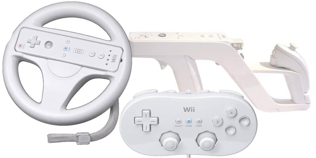 In senso orario, a partire da destra: Wii Wheel, Wii Zapper comprensiva di Wiimote e Nunchuk, e Controller Tradizionale; la versione "Pro" di quest'ultimo, oltre ad aggiungere due maniglie (in stile PlayStation/Xbox) al design del controller (ispirato invece al Super Nintendo), ha disposto i tasti dorsali in maniera differente