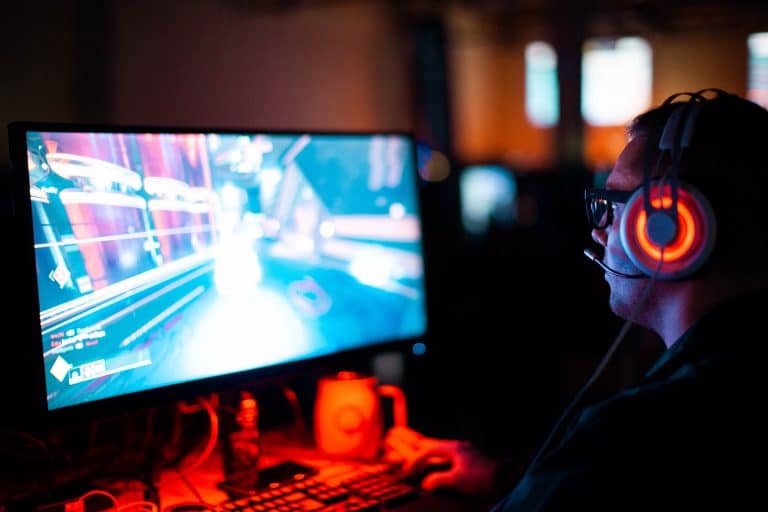 Un ragazzo inglese soccorso durante una partita online