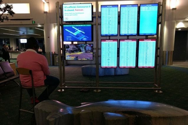 Sabota una TV in aeroporto per giocare con la PlayStation