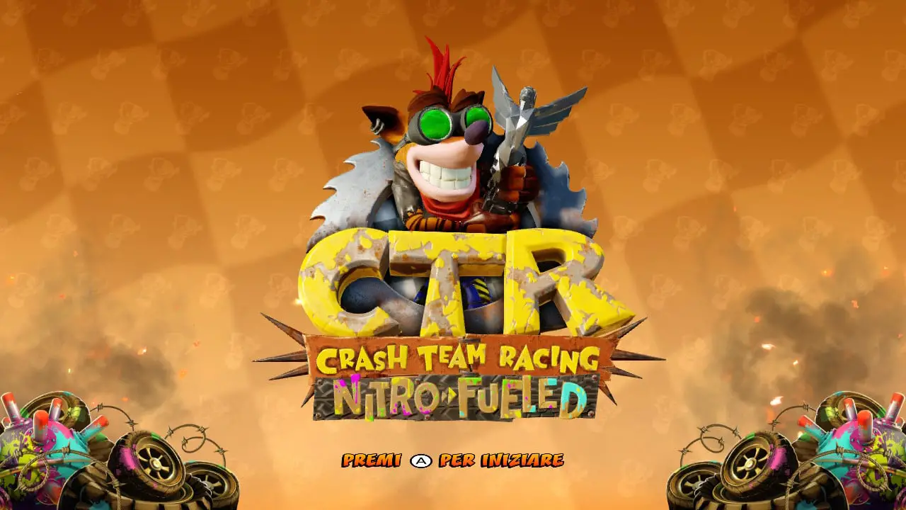 Schermata del titolo per Crash Team Racing Nitro-Fueled, versione Gran Premio delle Terre Rugginose. Nell'aggiornamento arrivato a metà Gran Premio, il trofeo di Crash è stato sostituito con la Vittoria Alata dei Game Awards.