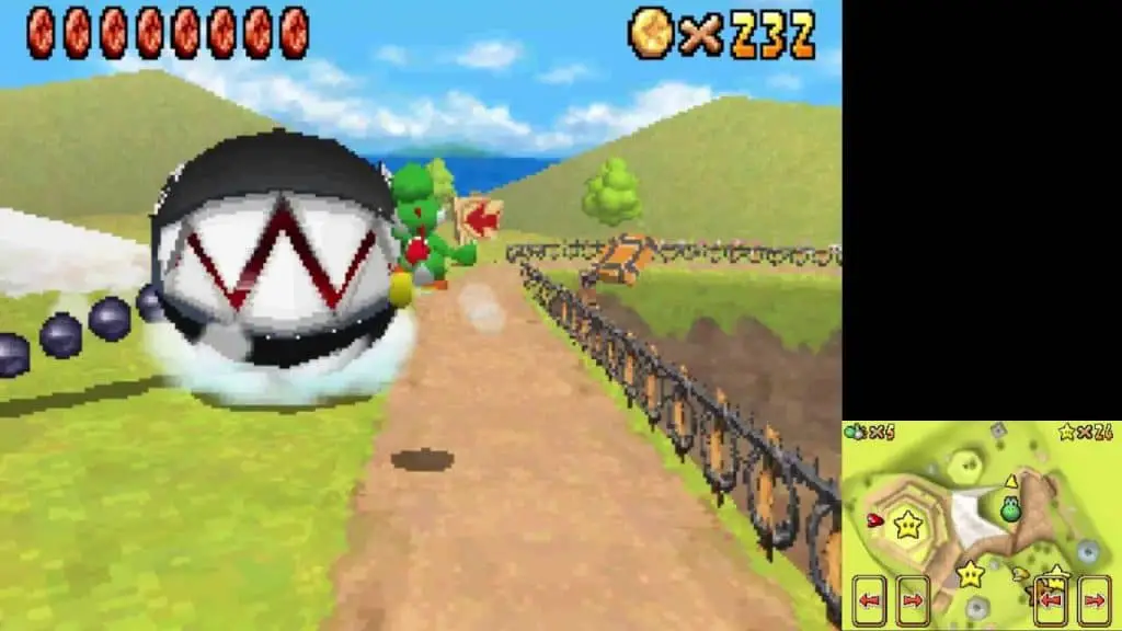 A sinistra, Bob-Omb Battlefield, ribattezzato in italiano Battaglia di Bob-Ombe; a destra, in piccolo, la mappa del touch screen, in cui appaiono i berretti di Mario e Wario per poter prendere le loro sembianze