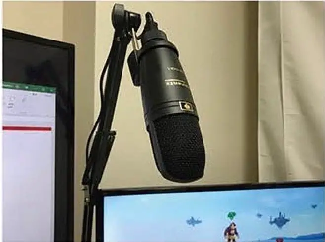 Sneak peek offerto da Sakurai sul suo studio domestico: microfono e due schermi