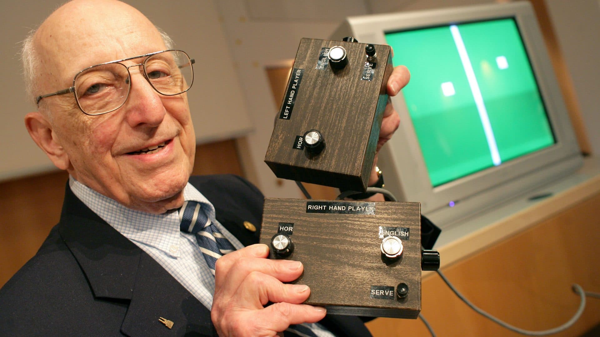 Ralph Baer con i controller originali del '67