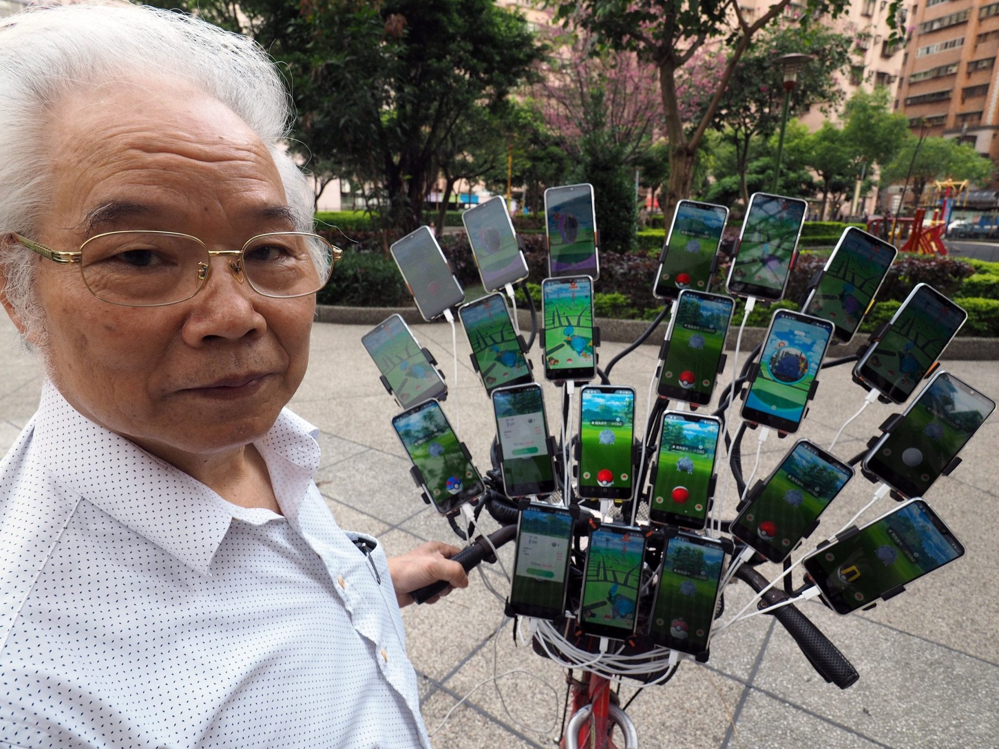 Pokémon GO: un vecchietto gioca con ben 64 telefoni contemporaneamente