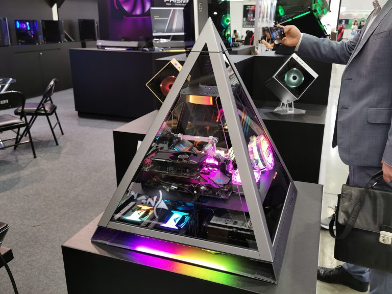 Azza pyramid 806, il case mini-itx ispirato agli egizi