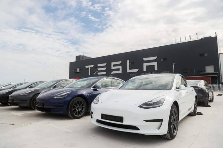 Tesla: non sarà più possibile giocare ai videogiochi con il passenger play