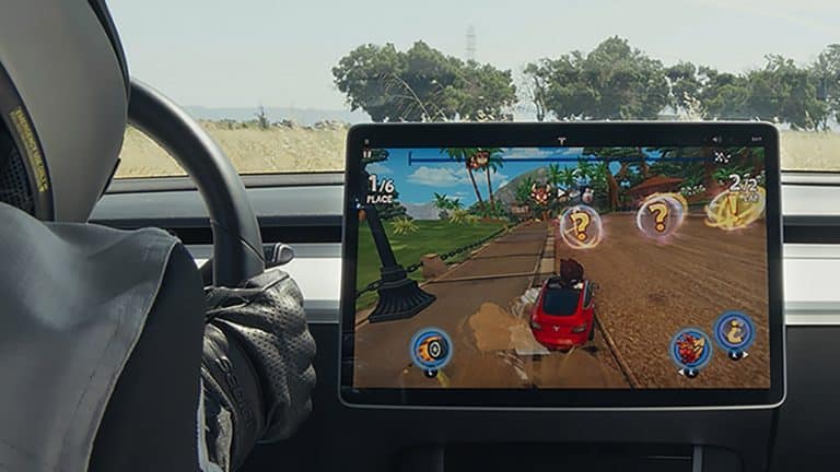 Tesla passenger play: 580 mila auto sotto indagine
