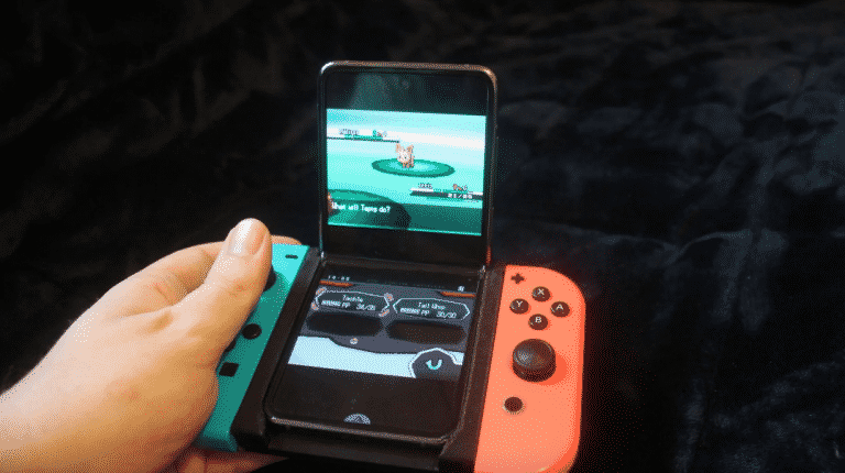 Un galaxy z flip e dei joycon per creare un nintendo ds