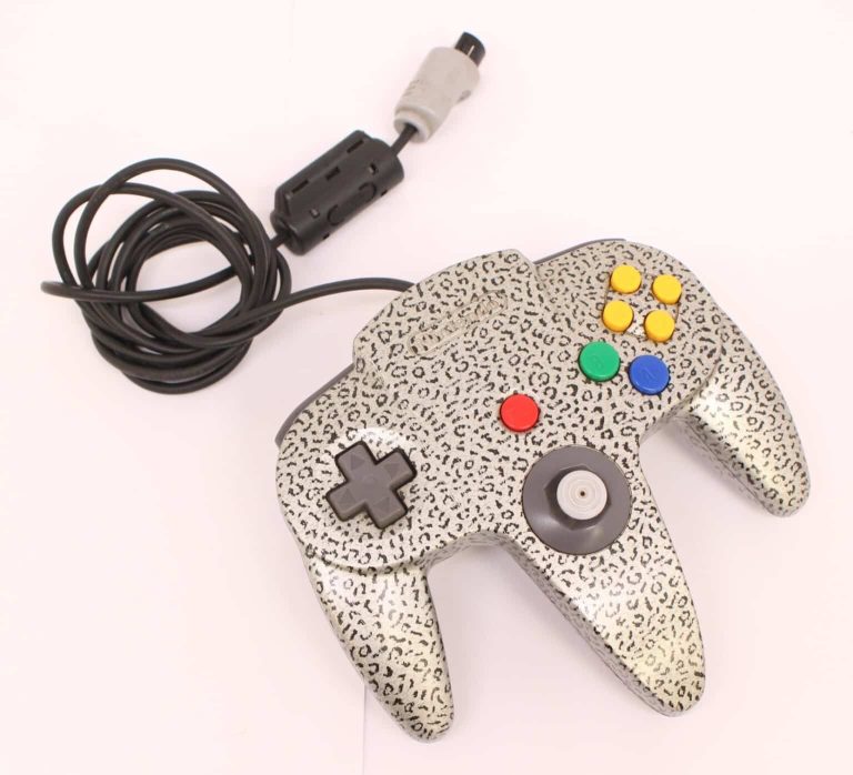 Nintendo 64: un rarissimo gamepad e la felicità di un giocatore