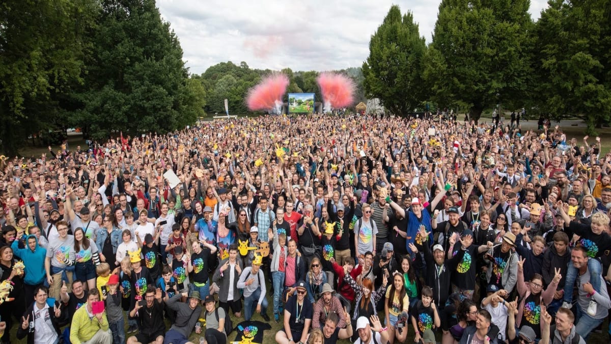 Allenatori di pokémon go riuniti durante un evento