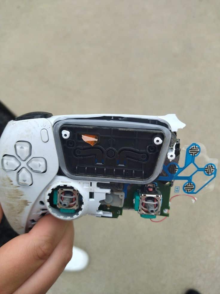PS5, giocatore rompe il DualSense a forza di Tekken: ecco com’è successo controller rotto playstation