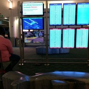 Sabota una TV in aeroporto per giocare con la PlayStation